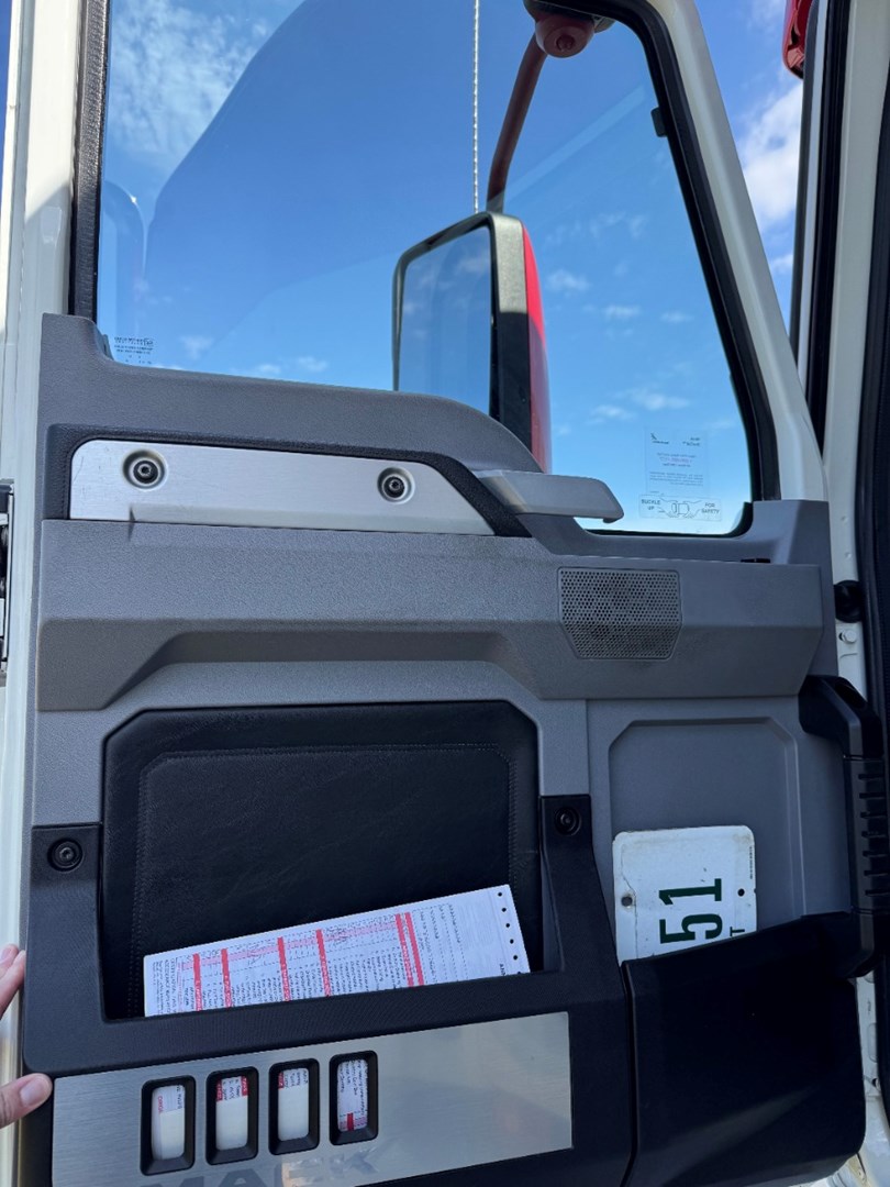 Used 2023 Mack Pinnacle - image 11